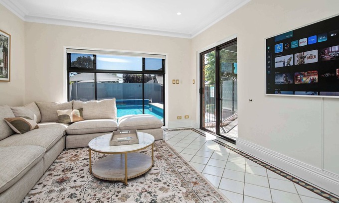 Lower Mitcham House | LUX Manor - Pool, Sleeps 12