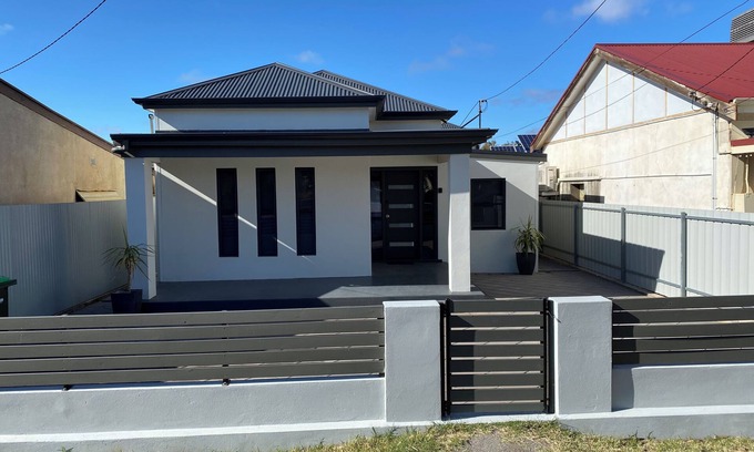 Broken Hill House | Lux Modern 4 Bedroom home n3 minuts to all Sopping centres