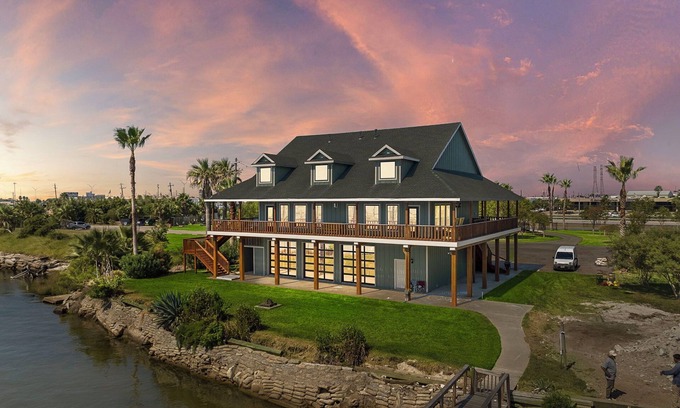 Galveston House | Lux Modern Waterfront Home W/Huge Deck + Central