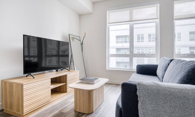 Oakland Ave - Harrison St Apartment | Lux Oakland Studio w/Gym, Pool & AC, 2 min walk to Target, by Blueground