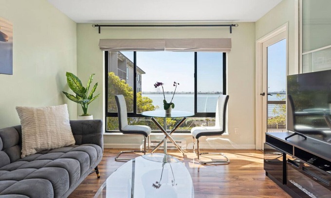 Emeryville Condo | Lux Water View with Balcony Minutes -San Francisco