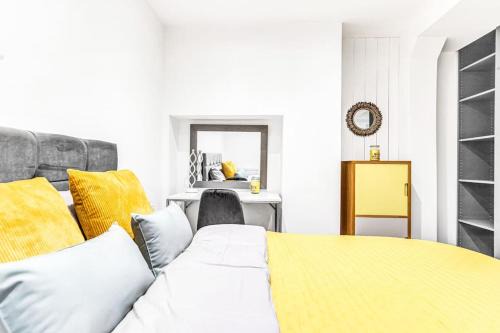Kensington Apartment | LUXaway Holland Park Studio With AC - sleeps 8