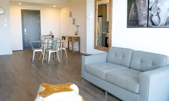 Saint-Laurent Condo | Luxe 1BR with Skyline views, Walk to Place Vertu