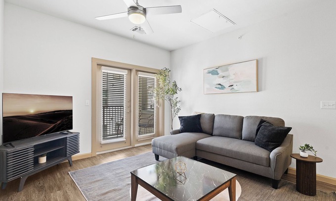 Leander Apartment | Luxe 3B Getaway | Sleeps 8 | Pool, Gym, Garage