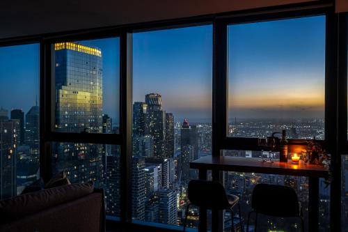 Melbourne Central Business District Apartment | Luxe 3BR Skyline Sunset Residence Level 63 - CBD Views, Parking, Pool, Sauna, Gym