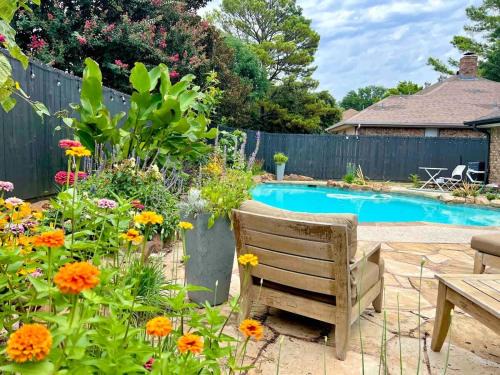 Grapevine House | Luxe 4BR with Heated Pool and Hot Tub - Walk to Lake