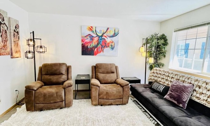 Downtown Leavenworth Resort | Luxe Cottage with Two bedrooms, Upscale, Cozy & Clean with AC, Hot Tub & BBQ