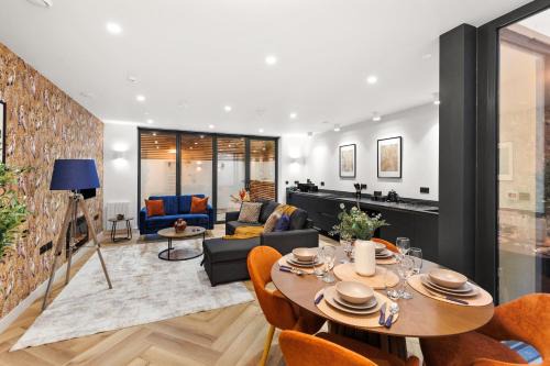 Parsons Green and Walham Apartment | Luxe Duplex Apartment Fulham With Outdoor Patio