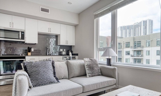 Emeryville Apartment | Luxe Emeryville Studio w/ Gym, Pool, Parking, near BART, by Blueground