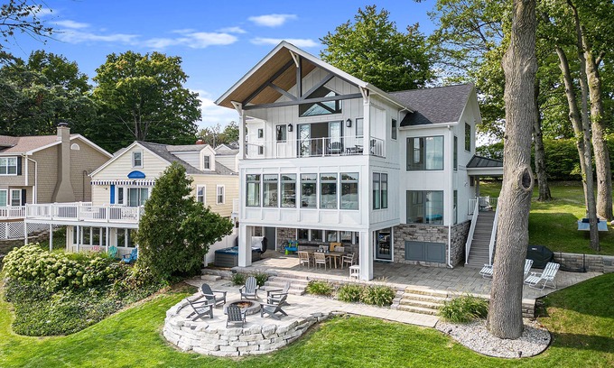 Sister Lakes House | LUXE Family Waterfront Retreat on Magician Lake - Brand New in 2022!