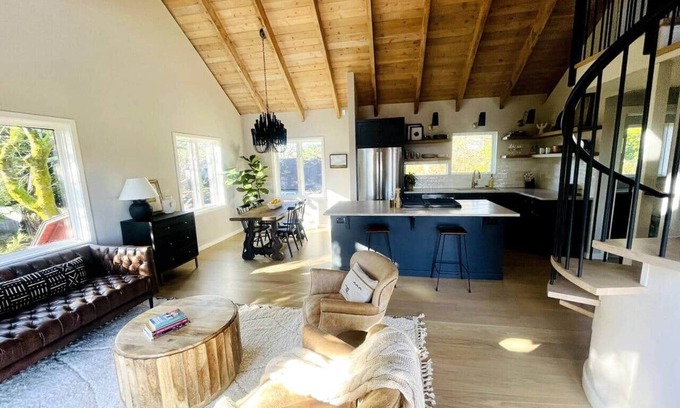 Sebastopol House | Luxe Guest Home *Walk to Downtown Sebastopol