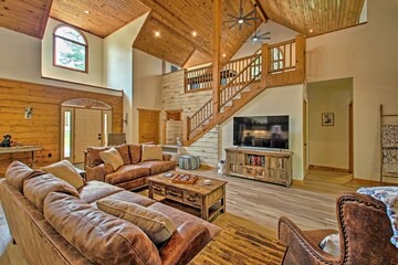 Pearcy Cabin | Luxe Hot Springs Cabin on Pond w/ Game Room!