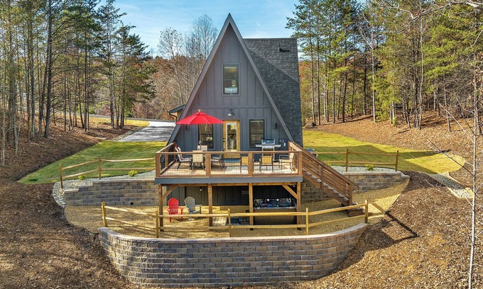 Mill Spring Apartment | Luxe Lakefront Private Dock Kayaks Hot Tub Fire Pit