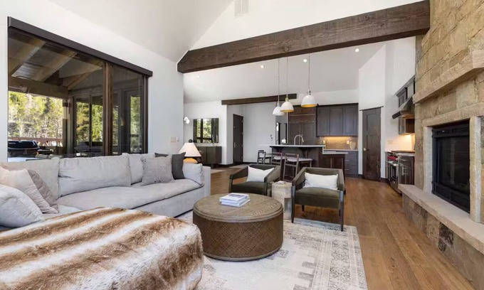 Breckenridge Ski Chalet | Luxe Mountain Chalet on the Blue River near Main