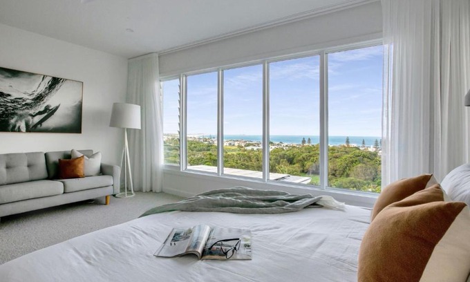 Kingscliff House | Luxe Paradise with sweeping Ocean Views & Pool