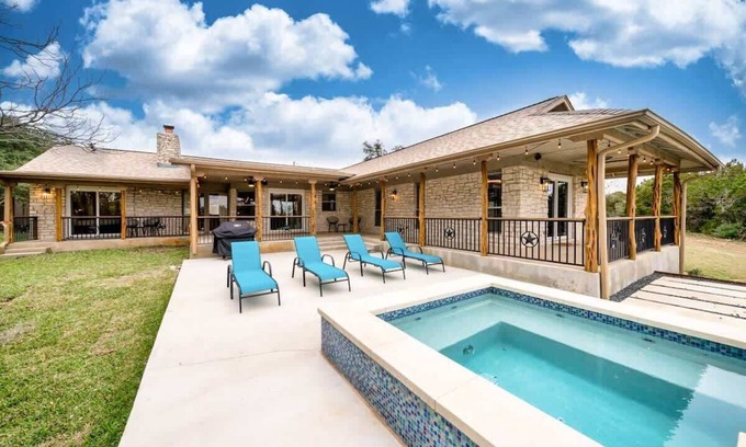 West Oak Hill House | Luxe Ranch Life-Heated Pool-Spa. 10 Min Downtown!