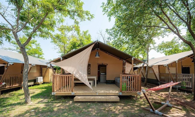 Valbandon Ski Chalet | Luxe Sanitary 5 pers. Villatent at 4-star campsite Bi Village