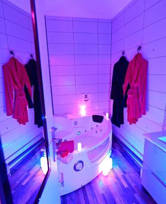 Biscarrosse Plage Apartment | Luxe Sauna Privatif et Grand bain Jacuzzi à deux à Biscarosse Plage pour Nuit Romantique avec décoration LED et Bougies