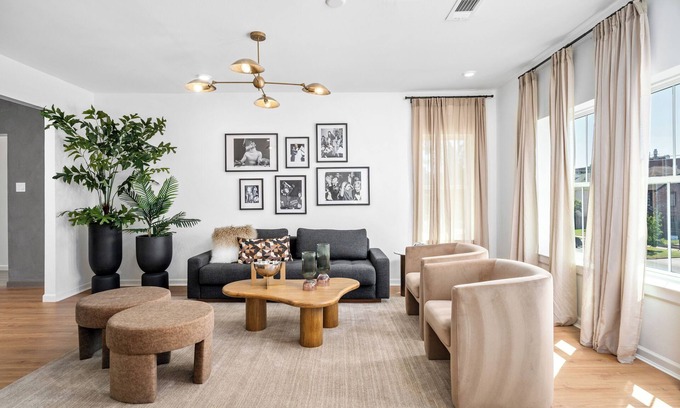 South Central Houston House | Luxe Spa Lounge Gated 4Pkg 2 linked Suites Sleeps 20