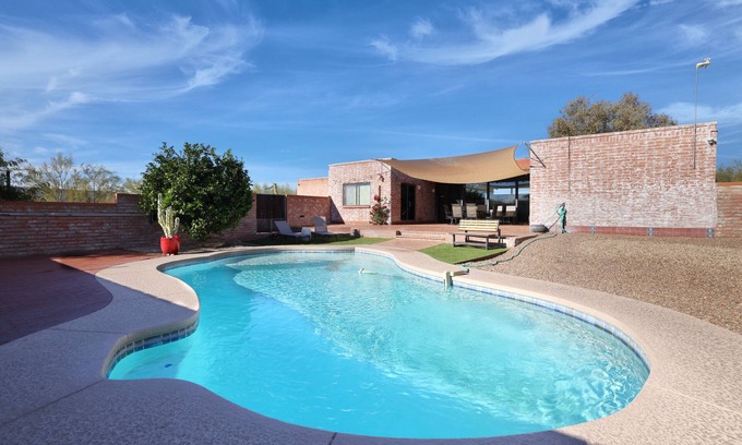 Sahara Palms House | Luxe & Spacious Gem: Pool ~ 15min to Downtown ~ Parking!