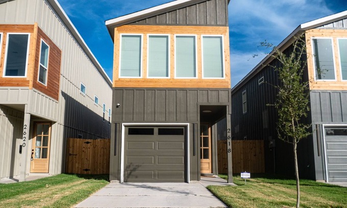 Dallas House | Luxe stay near downtown Dallas with fast Wi-Fi