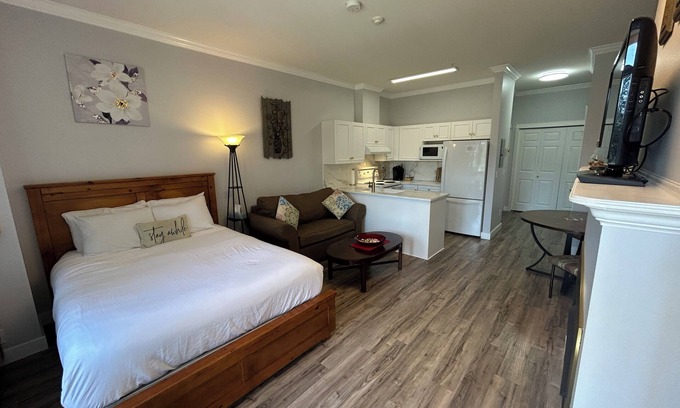 North Glenmore Apartment | Luxe Studio With Full Kitchen - 102A