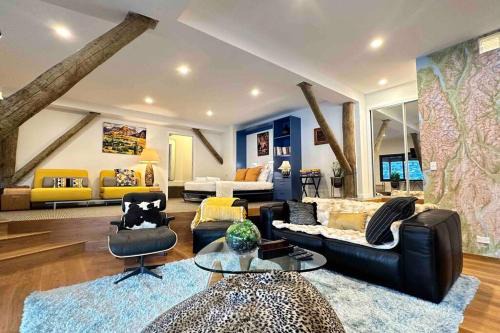 Kelvin Heights Apartment | Luxe Studio with Lake and Mountain Views