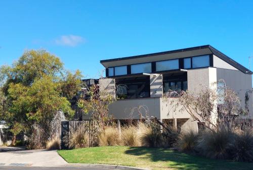 Inverloch House | Luxe Townhouse - WiFi included