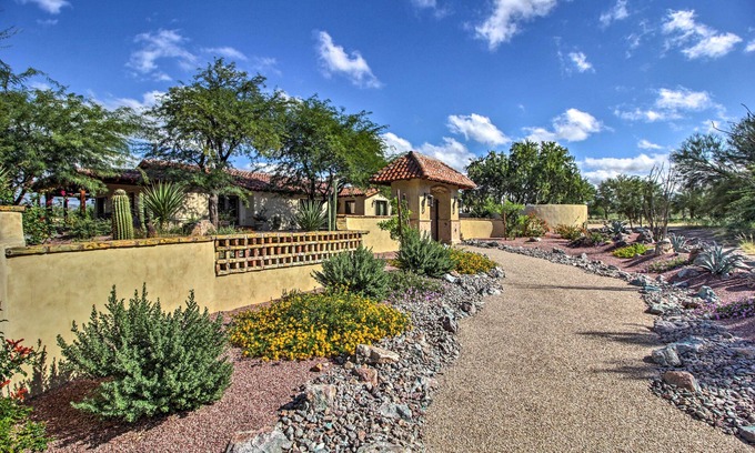 Tortolita House | Luxe Tucson Vineyard Home w/Views & Fire Pit