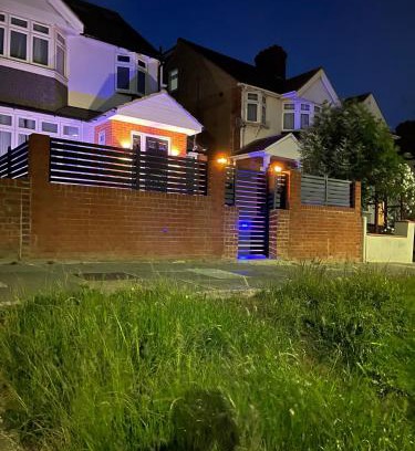 North Greenford House | Luxe Villa, 6 En-suite Bedrooms - West London - Wembley Stadium 5KM away