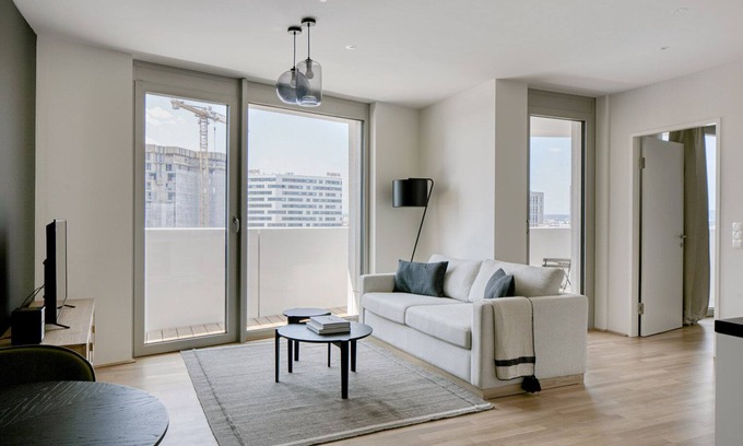 Favoriten Apartment | Luxe Wieden 1BR w/Balcony, Gym, Elevator, walk to U-Bahn, by Blueground