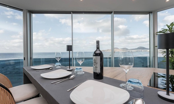 Las Palmas de Gran Canaria Apartment | Luxury facing Las Canteras Beach