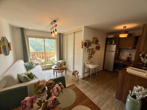 Isola Apartment | Luxueux appartement au centre, 2 chambres, commerces et pistes à pieds, vue panoramique terrasse ensoleillée, parking, prestations haute qualité