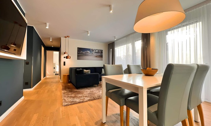 Muritz Apartment | Luxuriös Ausgestattete Ferienwohnung für Max. 4 Personen. Pool, Strand und Sauna