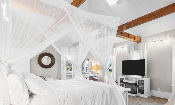 Greentown House | Luxurious 1875 centrally located Canton home w/lg suite, garden, & sunset view