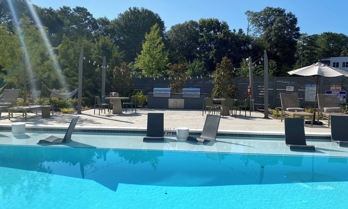 Boulevard Heights Apartment | Luxurious 2-bedroom apartment w/WiFi, fitness room & pool in Beautiful Atlanta