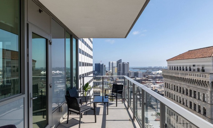 East Village Apartment | Luxurious 2-bedroom Penthouse in downtown San Diego with Pool and Fitness room