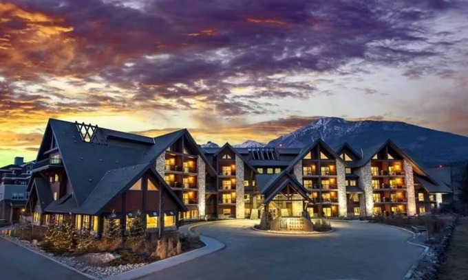 Canmore Condo | Luxurious 2-Story Penthouse | 5 Beds | Water Park Access | 5-Star Mountain Views