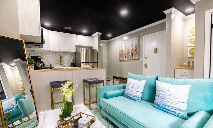 Longwood House | Luxurious 3BR, 2BA on tree lined street close to transportation