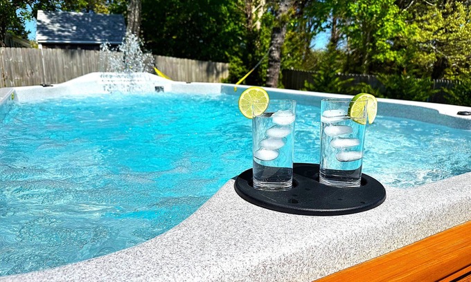Eastham House | Luxurious 4 Bd/2 Ba Main house with Spa-pool and Separate 1 Bd/1 Ba Apartment