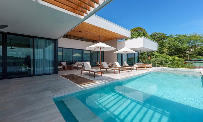 Paraiso House | Luxurious 4-Bedroom Home, with Gym – Stunning Ocean and Catalina Island views!