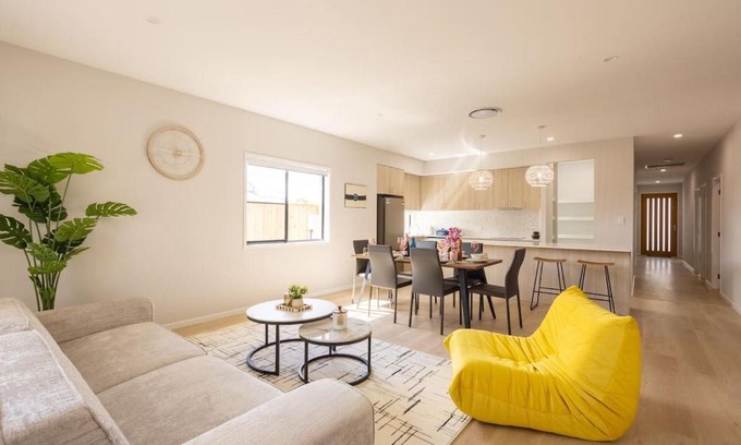 Park Ridge House | Luxurious 4 Bedroom Home with AC, Wi-Fi and SmartTV