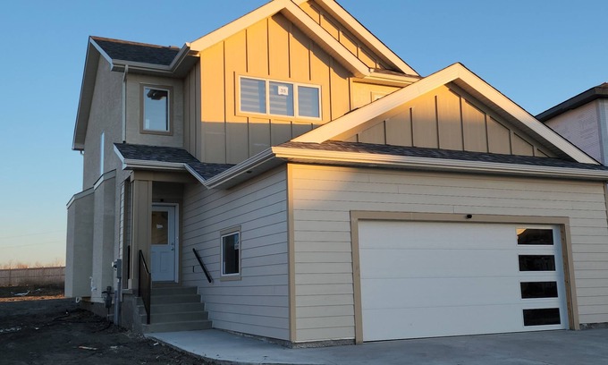 Winnipeg House | Luxurious 4 Bedroom - Sage Creek