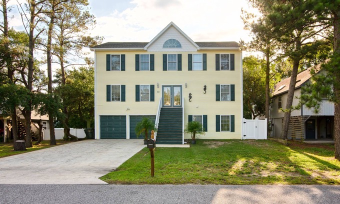 Colington House | Luxurious 4 BR Family Retreat with Pool