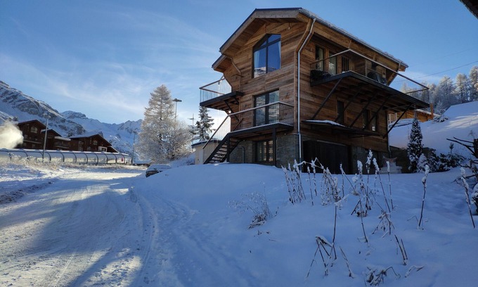 Les Boisses Ski Chalet | Luxurious 4 * Chalet, ski-in/out, on the slopes of Tignes, 5 bedrooms 14 people