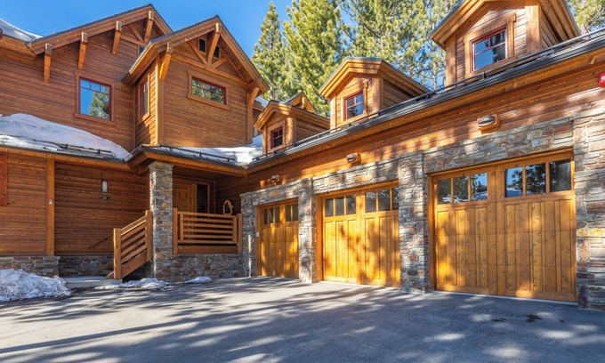 Stonegate House | Luxurious 5-bedroom Home on the Fairway