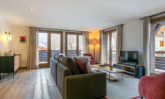 Le Cret Apartment | Luxurious 5-Room Apartment in Val-d'Isère with Balcony and Mountain Views
