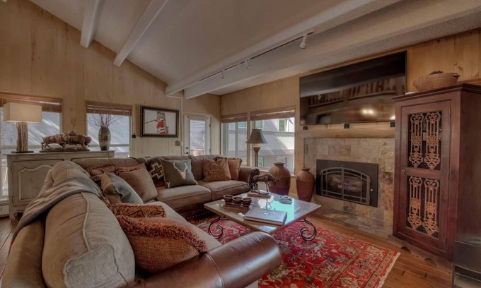 Warrior's Mark Condo | Luxurious. 5 Star Property. Walking distance to Lifts & Main Street. Hot tubs.