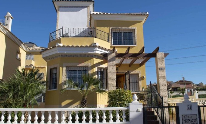 Lo Crispin Villa | Luxurious 6 person holidayhome quietly in a residential area 12 minutes from sea