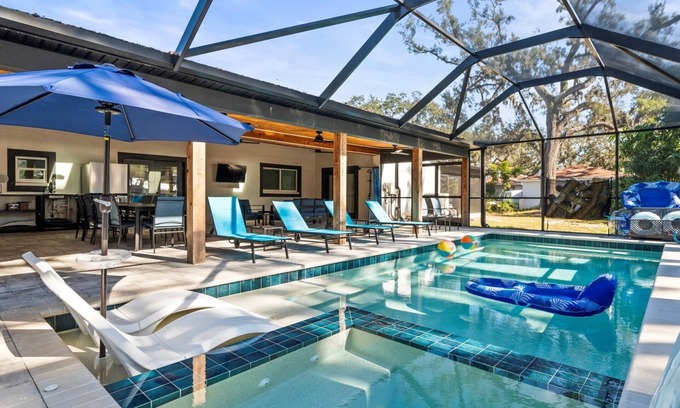 Temple Terrace House | Luxurious 6B/6.5Bath in Temple Terrace | Screened Heated Pool I Sleeps 16
